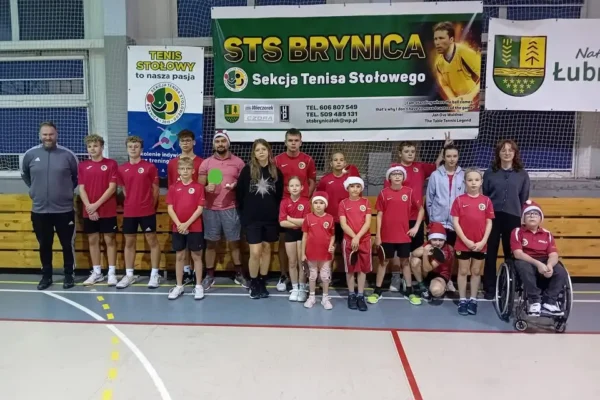 Mateusz i Tomek na obozie tenisa stołowego w Drzonkowie – treningi z mistrzami