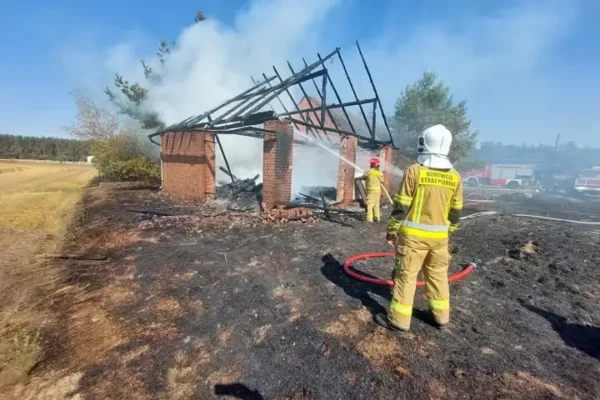 Pożar stodoły w Popielowie. Ogień zagroził pobliskiemu budynkowi mieszkalnemu