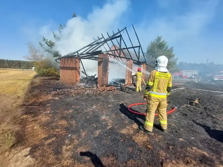 Pożar stodoły w Popielowie. Ogień zagroził pobliskiemu budynkowi mieszkalnemu
