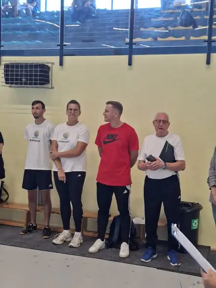 Seniorzy z całego województwa opanowali halę OSiR w Komprachcicach