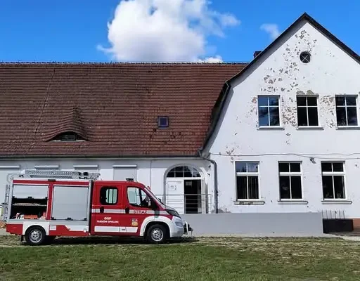 Interwencja strażaków w Nakle: zerwana gałąź przy szkole podstawowej