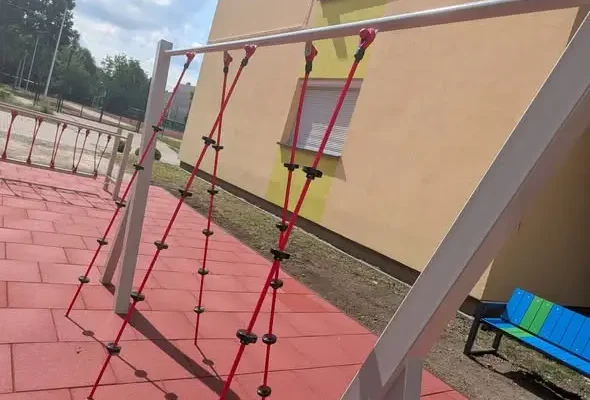 Nowy plac edukacyjno-ruchowy w Zespole Szkół w Niemodlinie gotowy na powrót uczniów