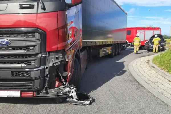 Kolizja ciężarówki z autem osobowym na obwodnicy Dobrodzienia
