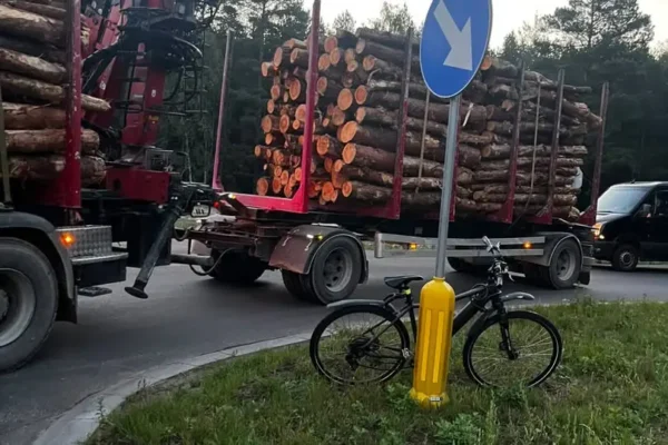 Ciężarówka z drewnem potrąciła rowerzystę w Lisczoku