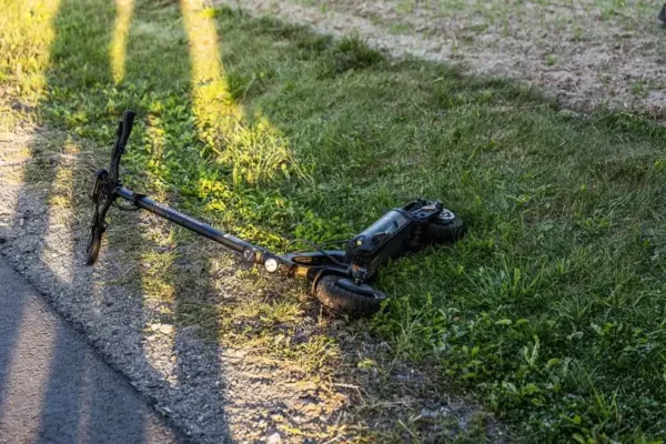 Poważny wypadek 14-latki na hulajnodze w Kujakowicach Dolnych. Nastolatka bez kasku