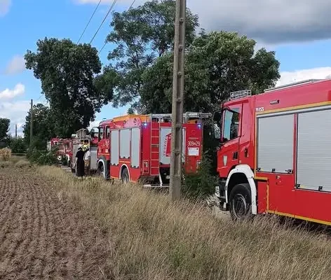 Kombajn zerwał przewody i zapalił podłoże w Raszowej. Służby na miejscu