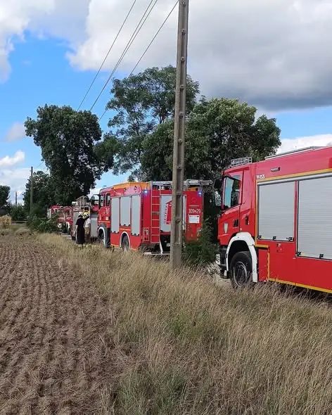 Kombajn zerwał przewody i zapalił podłoże w Raszowej. Służby na miejscu