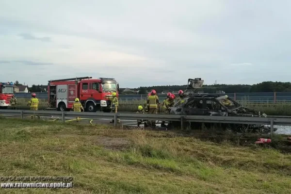 Pożar samochodu na autostradzie A4 – strażacy w akcji