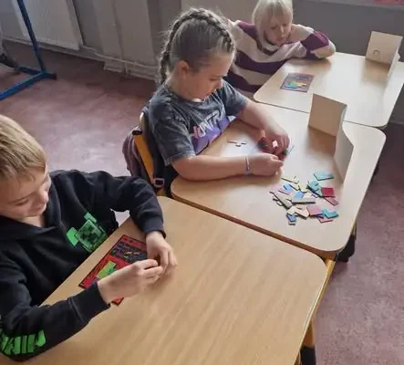 Zabawa i nauka w klasie 1b – gry rozwijające myślenie