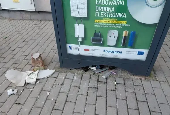 Wandalizm w Komprachcicach: zniszczony sprzęt po weekendowych imprezach