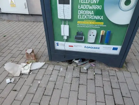 Wandalizm w Komprachcicach: zniszczony sprzęt po weekendowych imprezach
