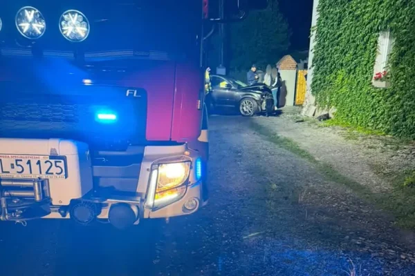 Audi uderzyło w dom w Smardach Dolnych. Kierowca uciekł z miejsca wypadku