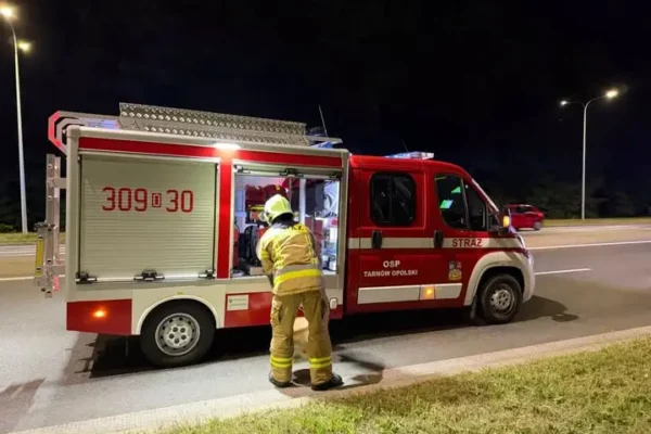Plama oleju na rondzie DK94 w Tarnowie Opolskim – interwencja strażaków podczas dożynek