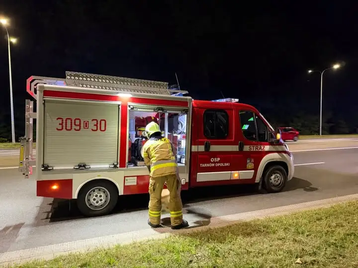 Plama oleju na rondzie DK94 w Tarnowie Opolskim – interwencja strażaków podczas dożynek