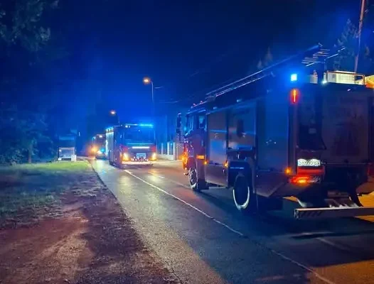 Pożar altany przy ulicy Okulickiego — akcja strażaków z OSP Popielów