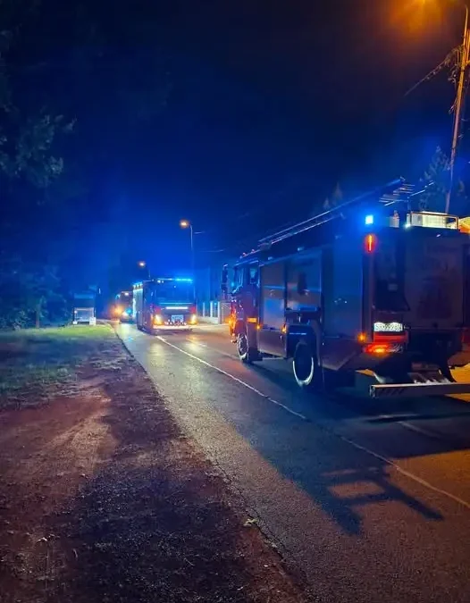 Pożar altany przy ulicy Okulickiego — akcja strażaków z OSP Popielów