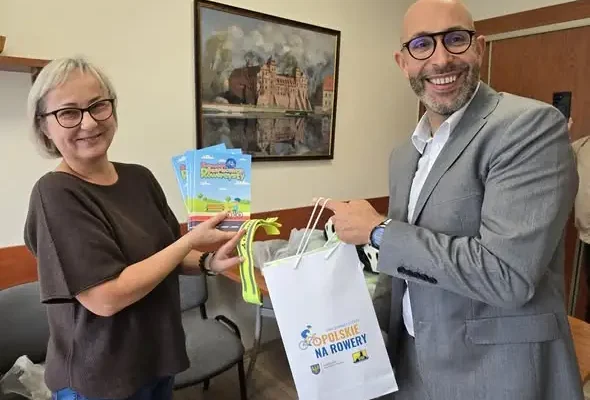 Kaski rowerowe i odblaski dla uczniów – wizyta Sekretarza Opolskiej Wojewódzkiej Rady Bezpieczeństwa Ruchu Drogowego