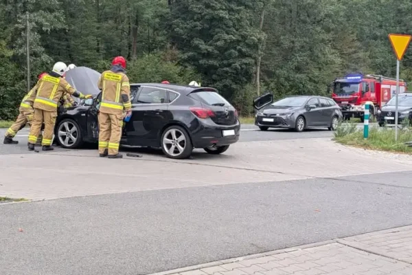 Zderzenie trzech aut na DK46 w Lędzinach – jeden pojazd w rowie