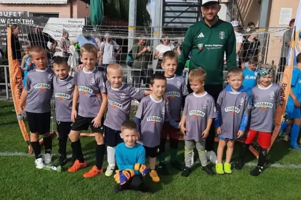 Młodzi piłkarze LKS Popielów zagrali w turnieju Bawi Nas Piłka w Źlinicach