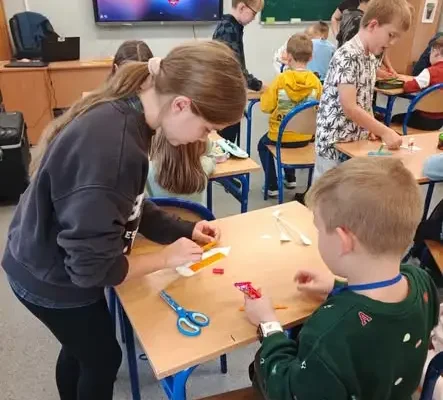 Klasa do pary – innowacja pedagogiczna w Dąbrowie łączy uczniów 1b i 4c