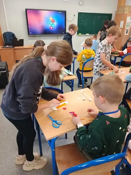 Klasa do pary – innowacja pedagogiczna w Dąbrowie łączy uczniów 1b i 4c