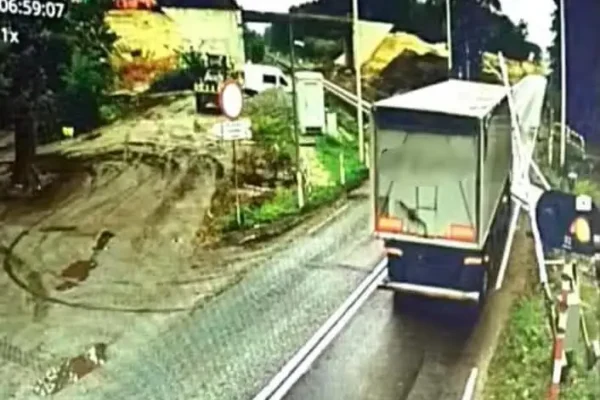 Ciężarówka wyłamała rogatki na przejeździe kolejowym w Jełowej