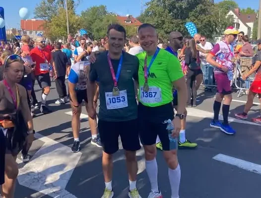 Nauczyciele z Dąbrowy pobiegli w Półmaratonie Opolskim – sportowy przykład dla uczniów