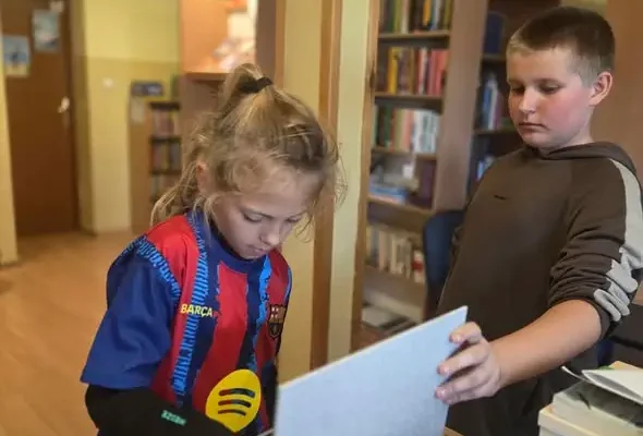 Dzień Głośnego Czytania w bibliotece szkolnej w Dąbrowie
