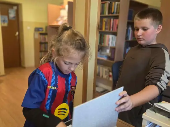 Dzień Głośnego Czytania w bibliotece szkolnej w Dąbrowie