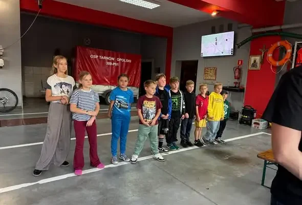 Medale dla najmłodszych druhów z OSP Tarnów Opolski – zaległe wyróżnienie po gminnych zawodach