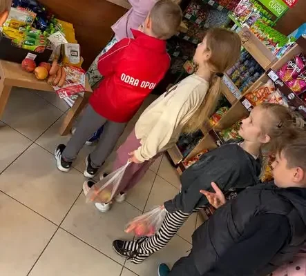 Święto Jabłka w klasie 1c – uczniowie sami zrobili sok i kupili owoce