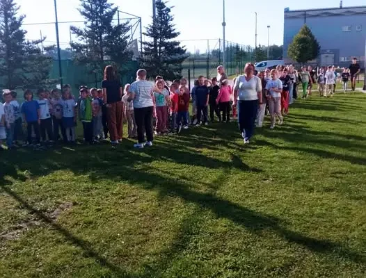 Próbna ewakuacja w szkole – uczniowie ćwiczyli bezpieczne opuszczanie budynku