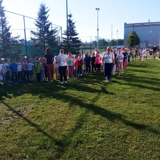 Próbna ewakuacja w szkole – uczniowie ćwiczyli bezpieczne opuszczanie budynku