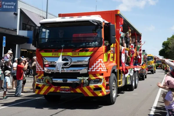 Żuk OSP Komprachcice na dożynkach w Wawelnie, a Volvo zabezpieczało bieg na 1/2 mili