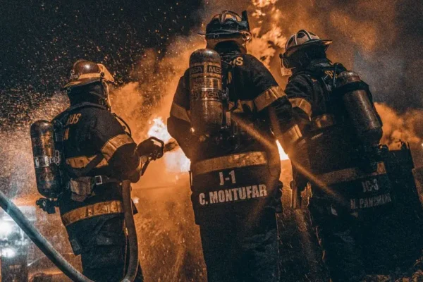 Pożar przy ul. Kolejowej w Komprachcicach – akcja strażaków
