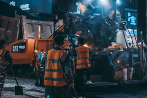 Odblaski jesienią: prosty sposób, który może uratować życie na drodze