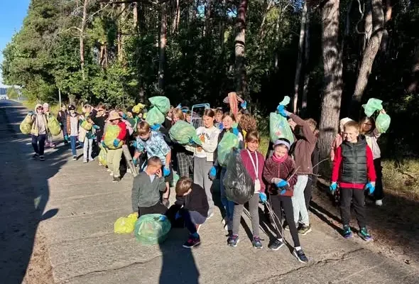 Uczniowie z Dąbrowy posprzątali okolicę w V edycji akcji „Warta warta posprzątania”