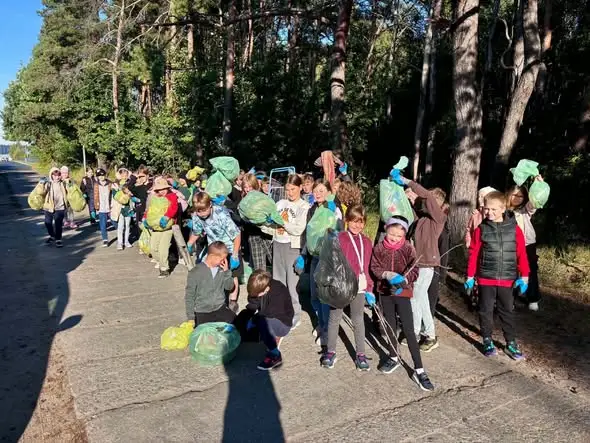 Uczniowie z Dąbrowy posprzątali okolicę w V edycji akcji „Warta warta posprzątania”