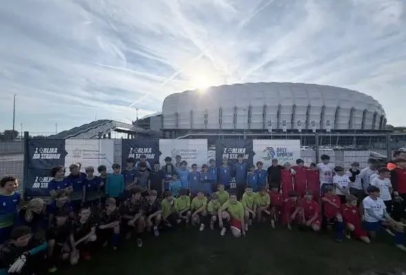 Młodzi piłkarze ze szkoły w Dąbrowie rywalizowali w turnieju „Z Orlika na Stadion”