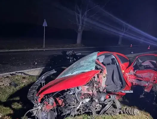 Nocny wypadek na DW 454. Trzy auta zderzyły się, dwie osoby ranne