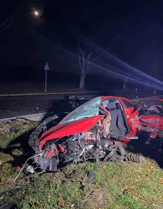 Nocny wypadek na DW 454. Trzy auta zderzyły się, dwie osoby ranne