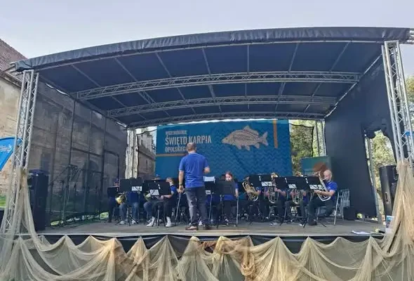 Orkiestra z Chrzastowic zagrała na Święcie Karpia w Niemodlinie